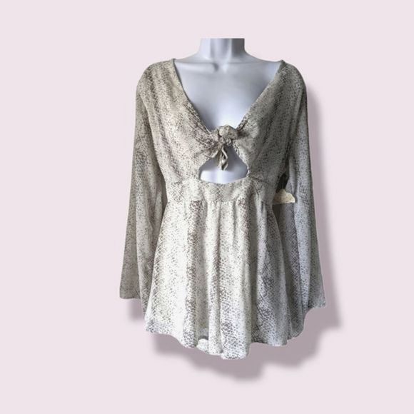 💐altar'd STATE  Bell Sleeve Flowy Romper Size S Please see measurements 👇 - Picture 1 of 6